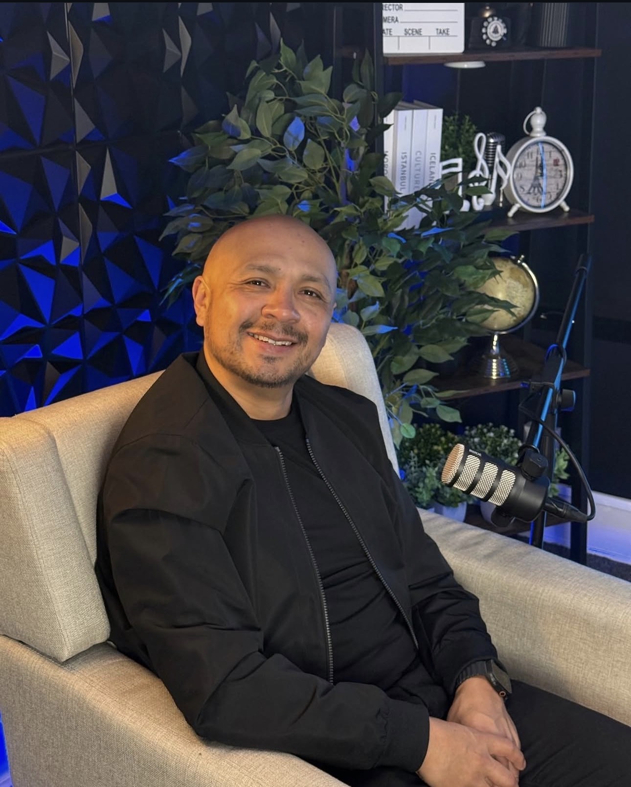 Presentador de JuanPodcastime en el estudio